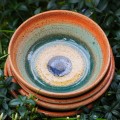 ceramiczny głęboki talerz z piegowatej gliny w kolorowe kółka.JPG