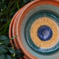 ceramiczny głęboki talerz z piegowatej gliny w kolorowe kółka 2.JPG