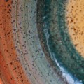 ceramiczny głęboki talerz z piegowatej gliny w kolorowe kółka 4.JPG