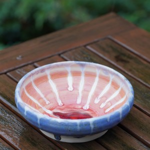 Miska ceramiczna z różowym wnętrzem z jasnymi zaciekami