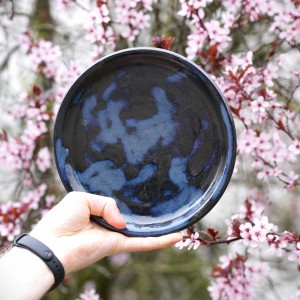 Ceramiczny talerz z czarnej gliny 